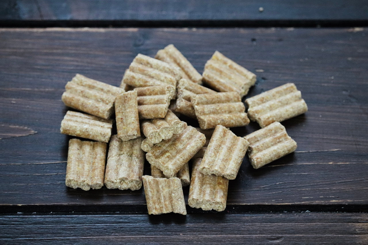 Straußencracker - schnelles Leckerchen mit Straußenmehl für den Spaziergang